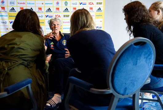 Förbundskapten Pia Sundhage blir intervjuad