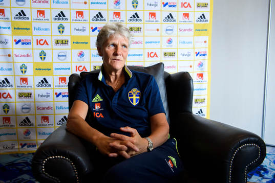 Förbundskapten Pia Sundhage blir intervjuad