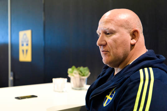 Per Samuelsson, säkerhetsansvarig, blir intervjuad