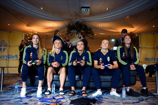 Kosovare Asllani, Jonna Andersson, målvakt Hilda Carlén,
