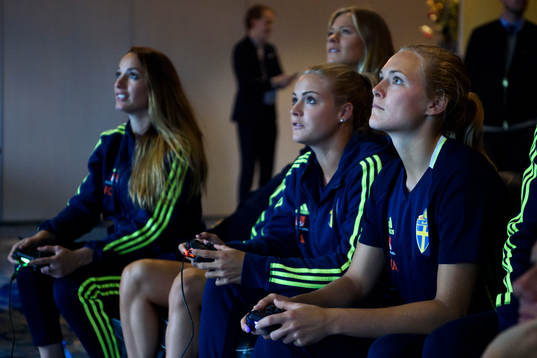 Kosovare Asllani, målvakt Hilda Carlén och Magdalena