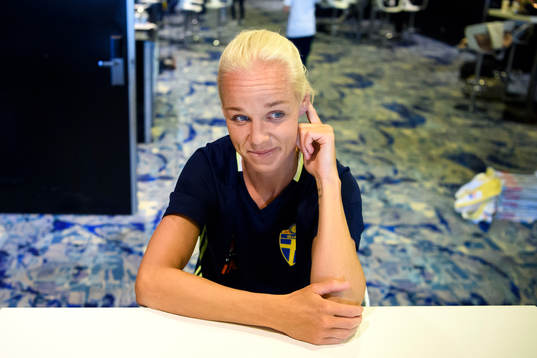 Caroline Seger blir intervjuad