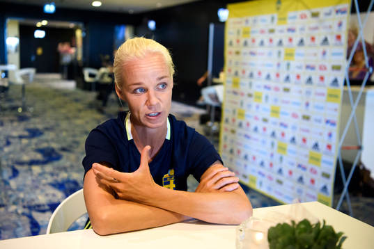 Caroline Seger blir intervjuad