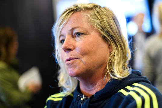 Landslagschef Marika Domanski Lyfors blir intervjuad