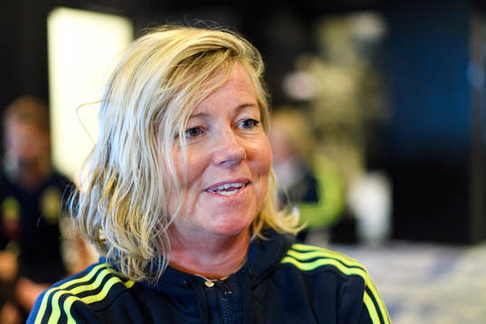 Landslagschef Marika Domanski Lyfors blir intervjuad