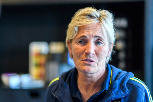 Assisterande förbundskapten Lilie Persson blir intervjuad