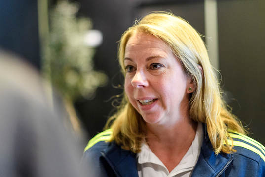 Fysiolog Helena Andersson blir intervjuad