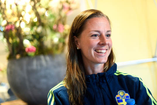 Lotta Schelin blir intervjuad