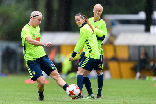 Nilla Fischer, Kosovare Asllani och Caroline Seger