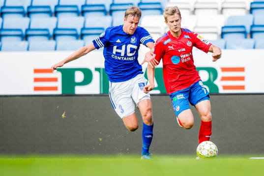 Helsingborgs Viktor Ljung i duell om bollen