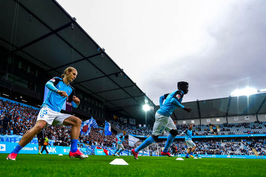 Malmö FFs Pawel Cibicki och Pa Konate  värmer upp före