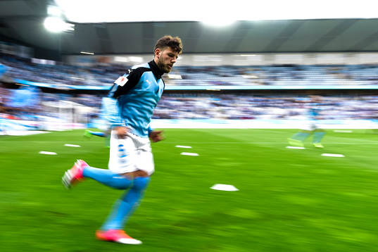 Malmö FFs  Erdal Rakip värmer upp före fotbollsmatchen i