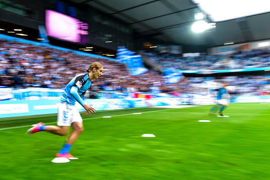 Malmö FFs  Pawel Cibicki  värmer upp före