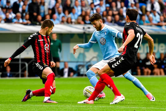 Malmö FFs Erdal Rakip i en kamp mot Vardars Evgenij Novak