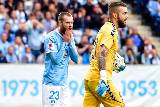 Malmö FFs Jo Inge Berget och Vardars målvakt Filip