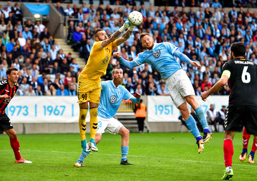 Vardars målvakt Filip Gachevski försvarar mot Malmö FFs