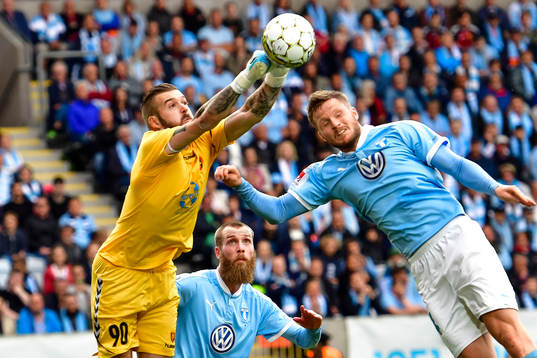 Vardars målvakt Filip Gachevski försvarar mot Malmö FFs