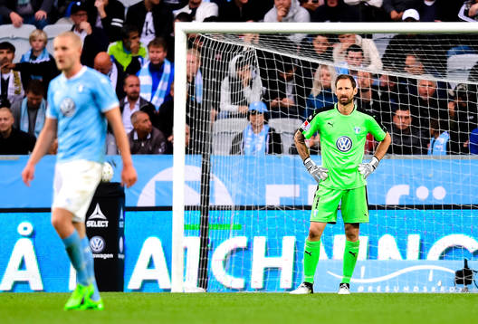 Malmö FFs målvakt Johan Wiland  deppar