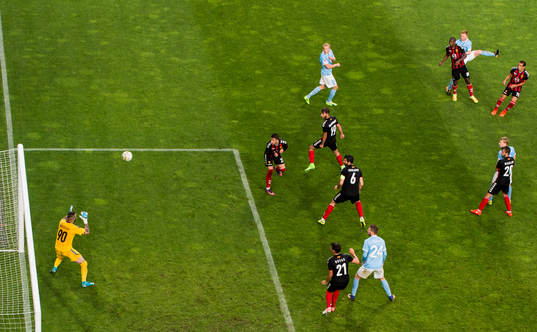 Malmö FFs Anders Christiansen skjuter mot Vardars målvakt