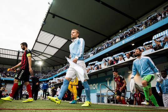 Malmö FFs Oscar Lewicki och målvakt Johan Wiland gör