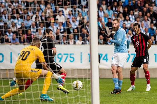Malmö FFs Jo Inge Berget skjuter mot Vardars målvakt