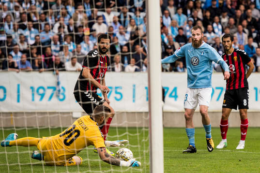 Malmö FFs Jo Inge Berget skjuter mot Vardars målvakt