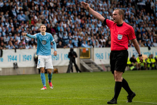 Malmö FFs Pawel Cibicki reagerar mot domare Thorvaldur