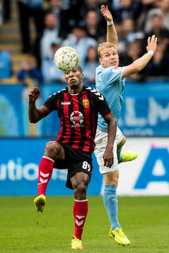 Malmö FFs Oscar Lewicki och Vardars Johnatan Boareto Dos