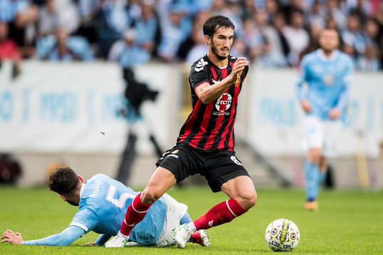 Vardars Stefan Spirovski tar sig förbi Malmö FFs Erdal