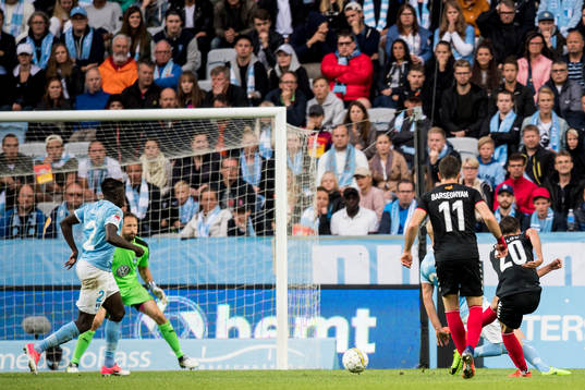 Vardars Boban Nikolov (th) gör 0-1 mot Malmö FFs målvakt