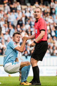 Domare Thorvaldur Arnason hjälper Malmö FFs Mattias
