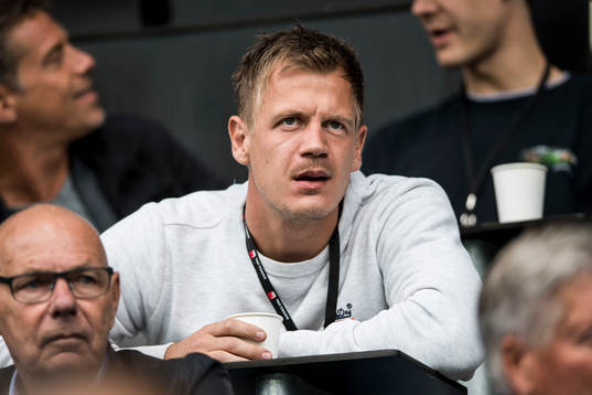 Malmö FFs målvakt Johan Dahlin på läktaren