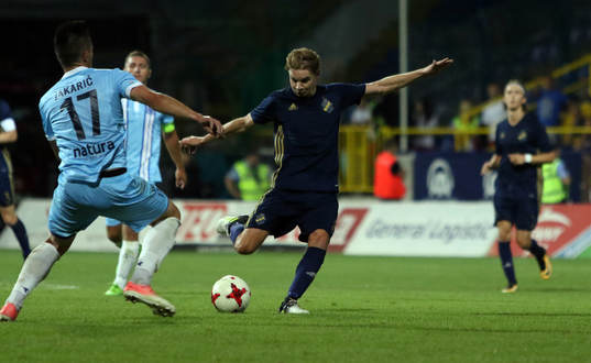 s Johan Blomberg och Zeljeznicars Goran Zakaric