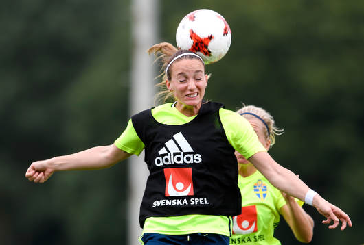 Kosovare Asllani nickar en boll