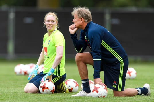 Målvakt Hedvig Lindahl och målvaktstränare Mikael Olsson