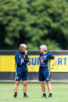 Förbundskapten Pia Sundhage och assisterande