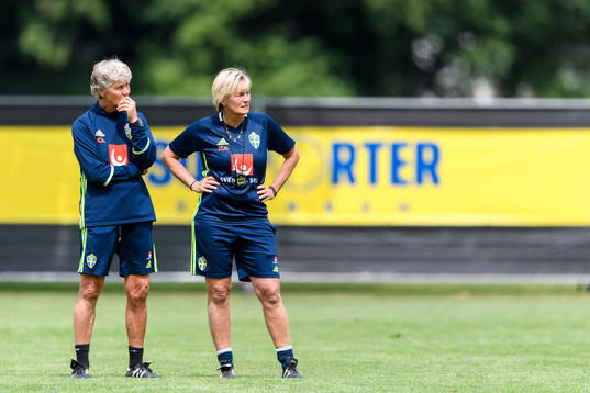 Förbundskapten Pia Sundhage och assisterande