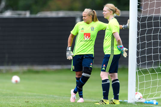 Målvakt Hilda Carlén och målvakt Hedvig Lindahl
