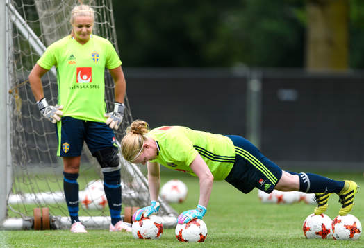 Målvakt Hilda Carlén ser på när målvakt Hedvig Lindahl