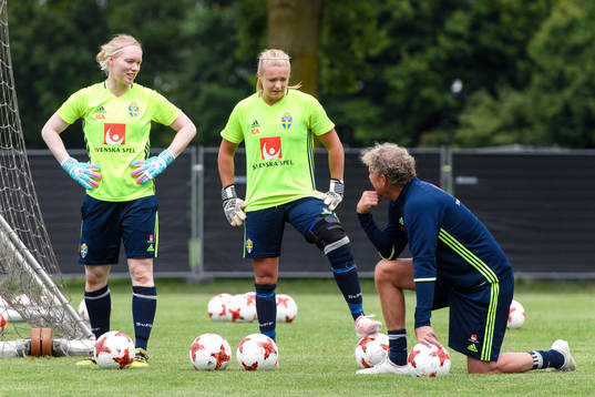 Målvakt Hedvig Lindahl, målvakt Hilda Carlén och