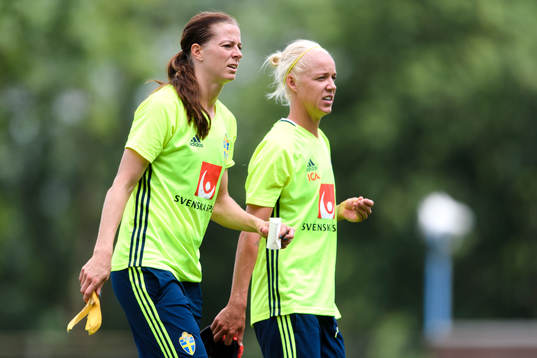 Lotta Schelin och Caroline Seger