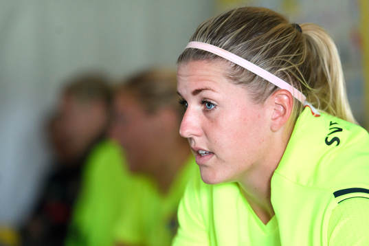 Olivia Schough blir intervjuad