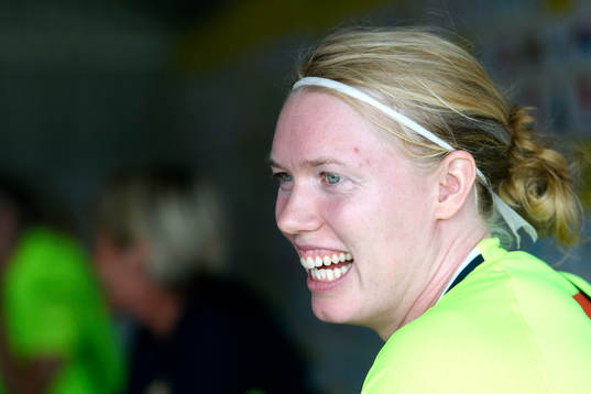 Målvakt Hedvig Lindahl blir intervjuad