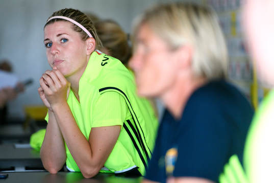 Olivia Schough blir intervjuad