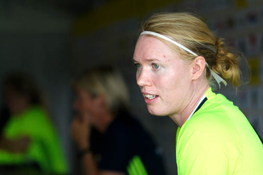 Målvakt Hedvig Lindahl blir intervjuad