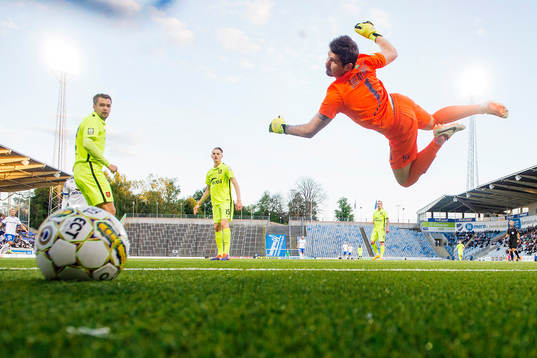 Trakais målvakt Tymofii Sheremeta släpper in 2-0 av