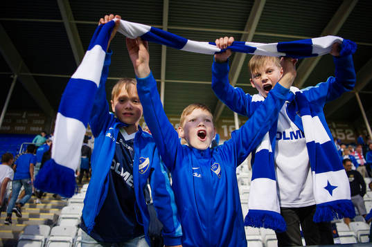 Några unga Norrköping-supportrar jublar