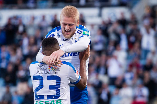 Karl Holmberg gör 2-0 och jublar med Niclas Eliasson