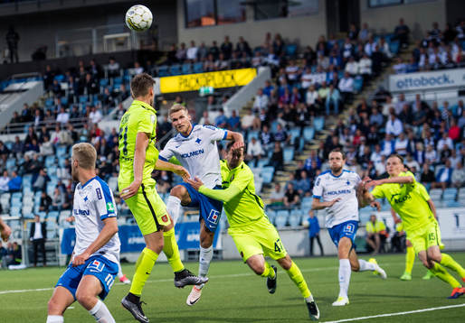 Norrköpings Sebastian Andersson i en luftduell mot Trakais