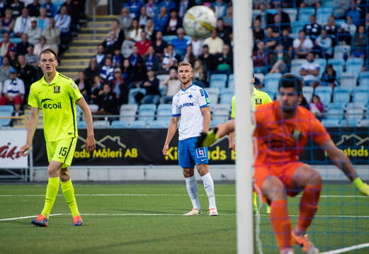 Norrköpings Sebastian Andersson ser bollen gå utanför
